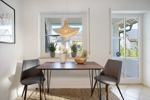 Dining - Apartment 'Karlotta' with Private Terrace and Wi-Fi (Eriskirch)