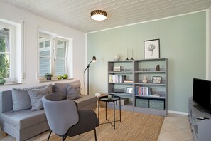 TV - Apartment 'Karlotta' with Private Terrace and Wi-Fi (Eriskirch)