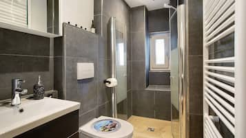 Een douche, een haardroger, handdoeken