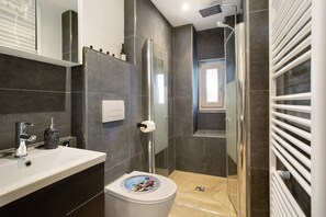 Een douche, een haardroger, handdoeken