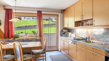 KĂŒhlschrank, Mikrowelle, Ofen, Herdplatte