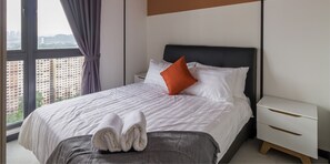 Kamar Khas | Seprai antialergi, meja kerja, dan tirai kedap cahaya