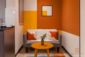Suite superior | Zona de estar | Smart TV de 42 pulgadas con canales por cable, Netflix