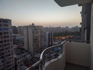 Balcony - Charming 3-bedroom Apartment in Alexandria With City View (Alexandria)