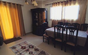 Apartemen, 3 kamar tidur, Boleh Merokok, balkon | Ruang makan