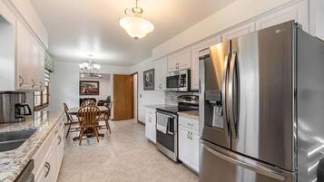 Jääkaappi, mikroaaltouuni, uuni, liesi