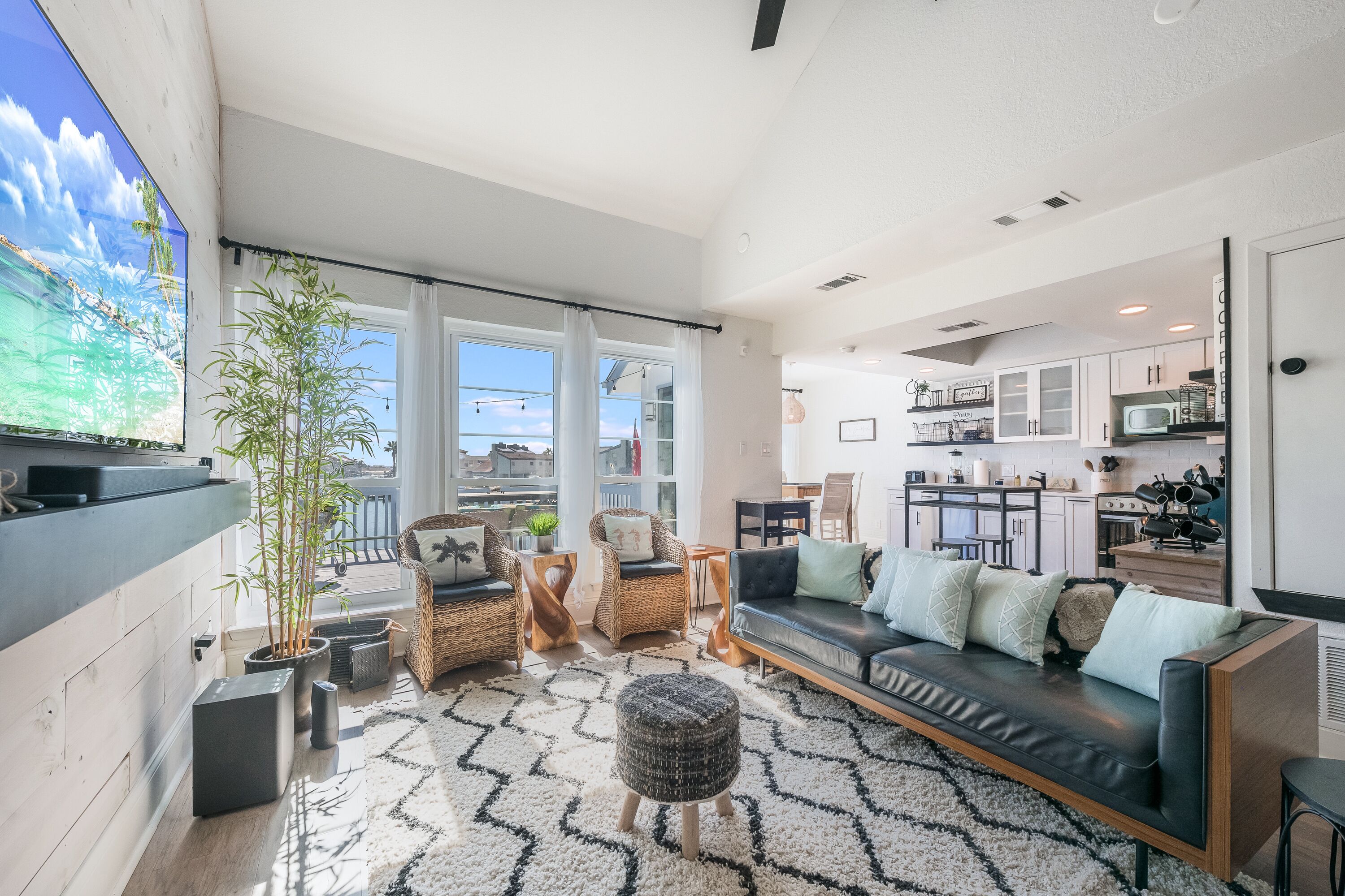 TV connectée, livres, chaîne hi-fi