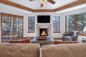 Smart TV, fireplace