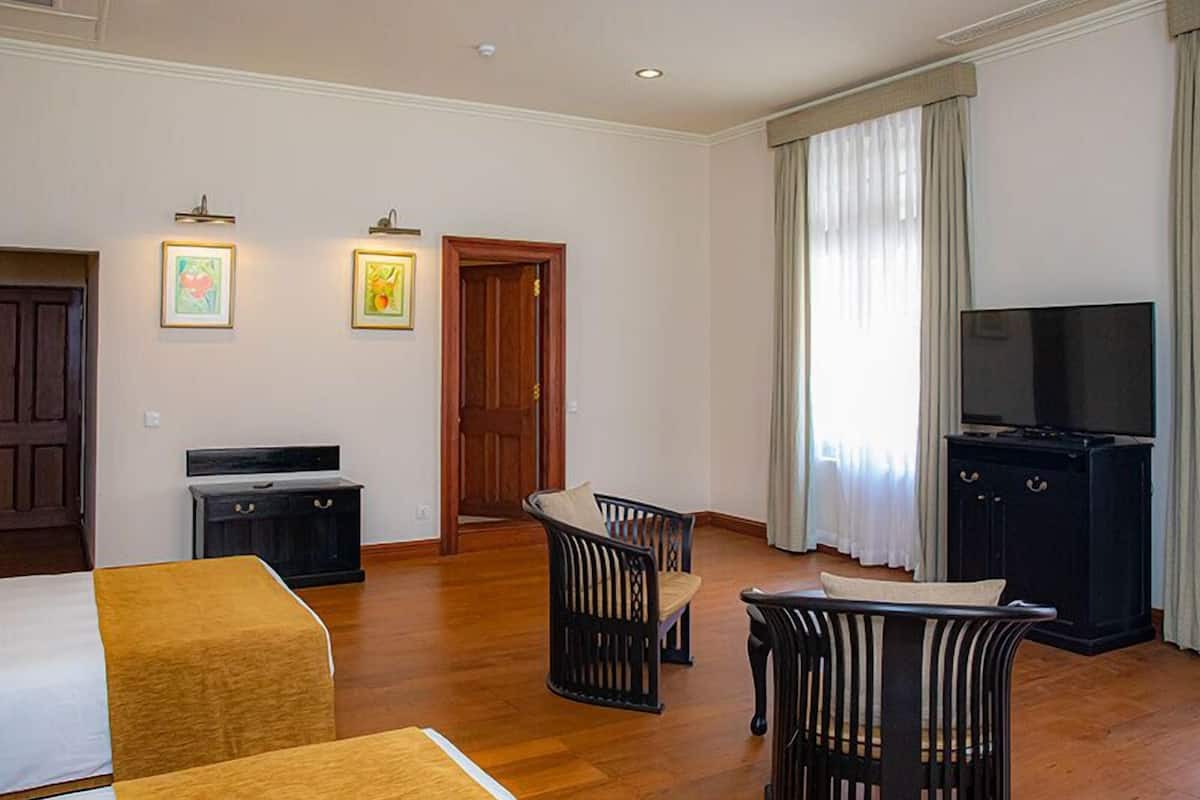 Family Room | Minibar, in-room safe, desk, laptop workspace