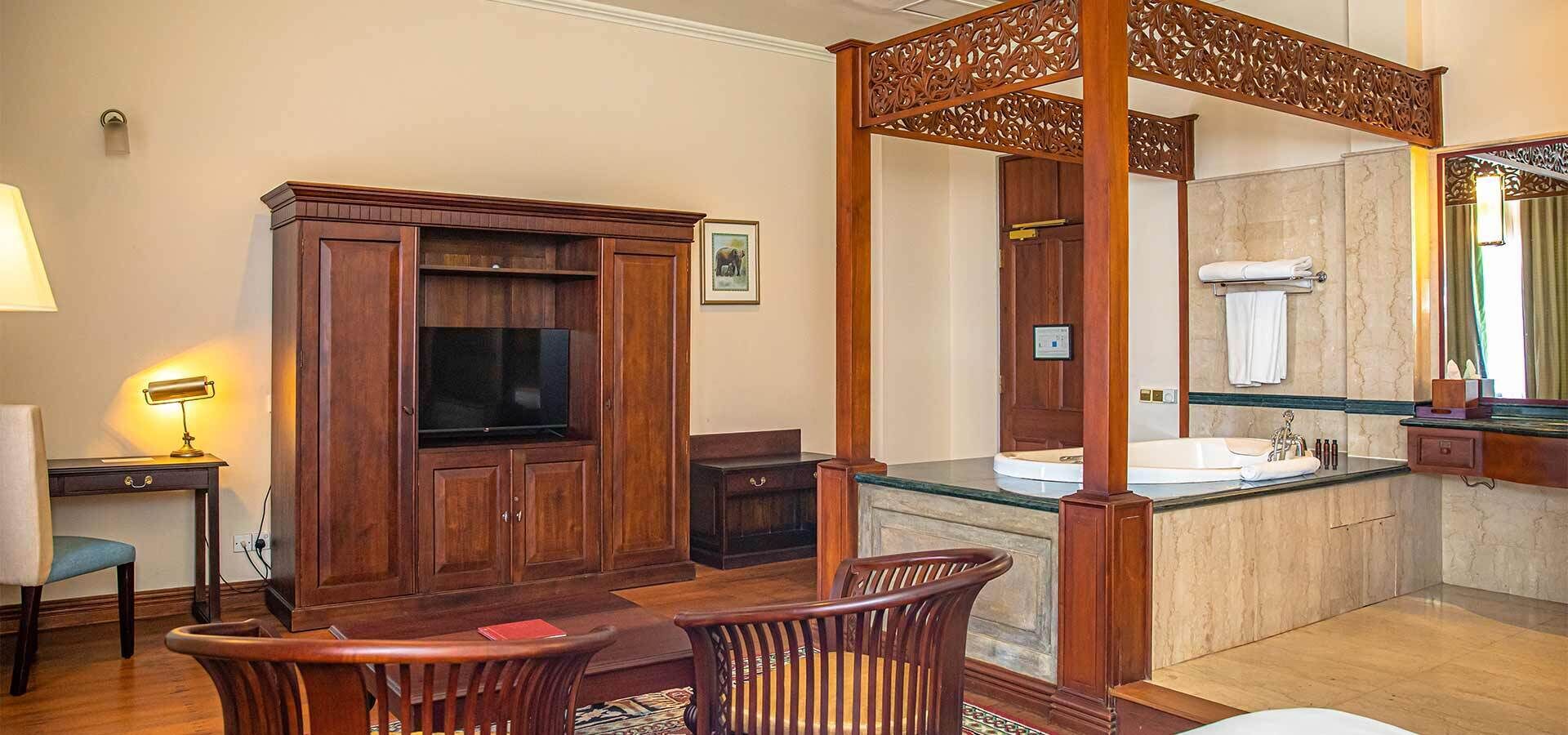 ميني بار وخزنة داخل الغرفة ومكتب ومساحة عمل للكمبيوتر المحمول