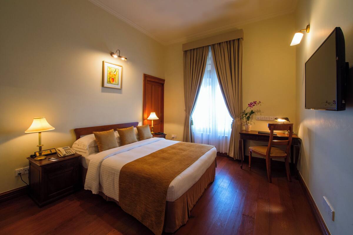 Superior Room | Minibar, in-room safe, desk, laptop workspace