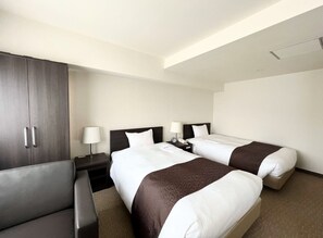 Escritorio, espacio para trabajar con un portátil, ropa de cama