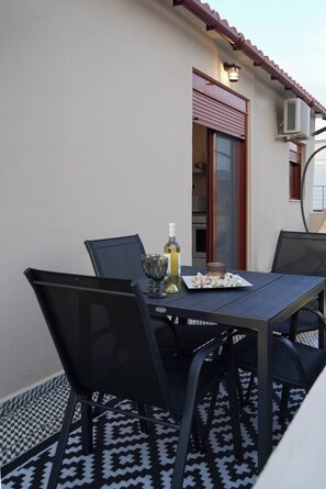 Outdoor dining - Venetian Owl, 1min To Lighthouse (Chania)
