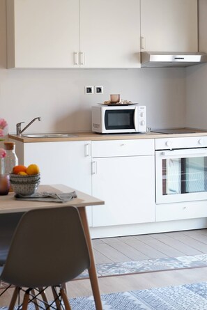 Huoneisto, 2 makuuhuonetta, parveke, näköala puutarhaan | Yksityinen keittiö