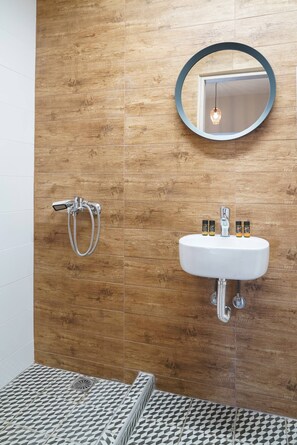 Apartment, 2 Bedrooms, Balcony, Garden View | Bathroom - Venetian Owl, 1min To Lighthouse (Chania)