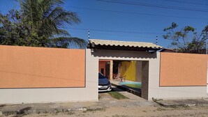 A residential property with a gated entrance, a swimming pool, and a parked car. - Casa em Paracuru Beach (Paracuru)