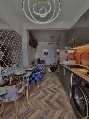 Apartment, 1 Schlafzimmer, barrierefrei, Stadtblick | Speisen