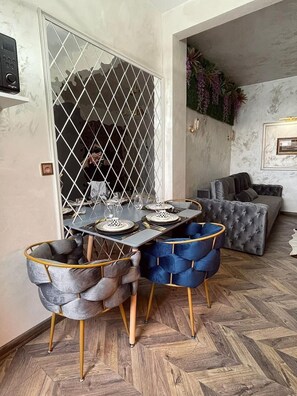 Apartamento, 1 quarto, acessível, vista para a cidade | Opções para refeição