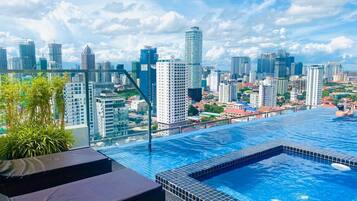 Alberca techada, acceso de 06:30 a 21:00, y camastros