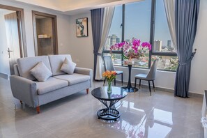 Habitación Deluxe | Área de sala de estar | Smart TV y chimenea 