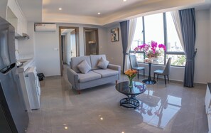 Habitación Deluxe | Zona de estar | Una Smart TV, una chimenea