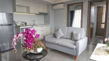 Deluxe-Zimmer | Wohnbereich | Smart-TV, Kamin