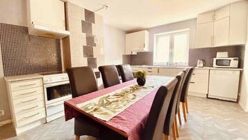 Apartment, 4 Schlafzimmer, Balkon | Wohnbereich
