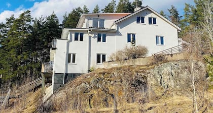 Bjurvik's Villa - Flat 2 - Business Customers Only