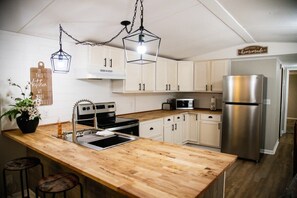 Refrigerador, microondas, horno, placa de cocina