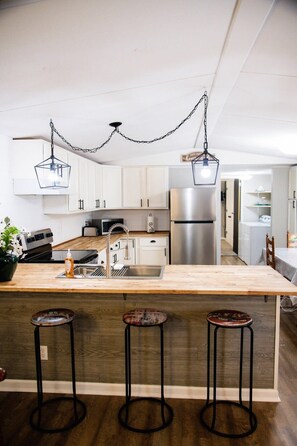 Kylskåp, mikrovågsugn, ugn och spishäll