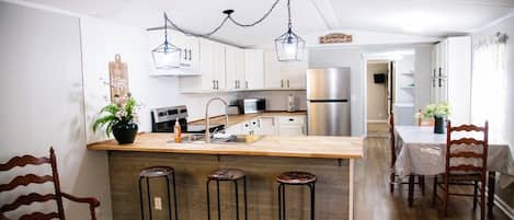 Réfrigérateur, micro-ondes, four, plaque de cuisson