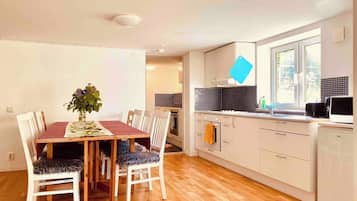 Apartemen, 5 kamar tidur, teras | Tempat makan