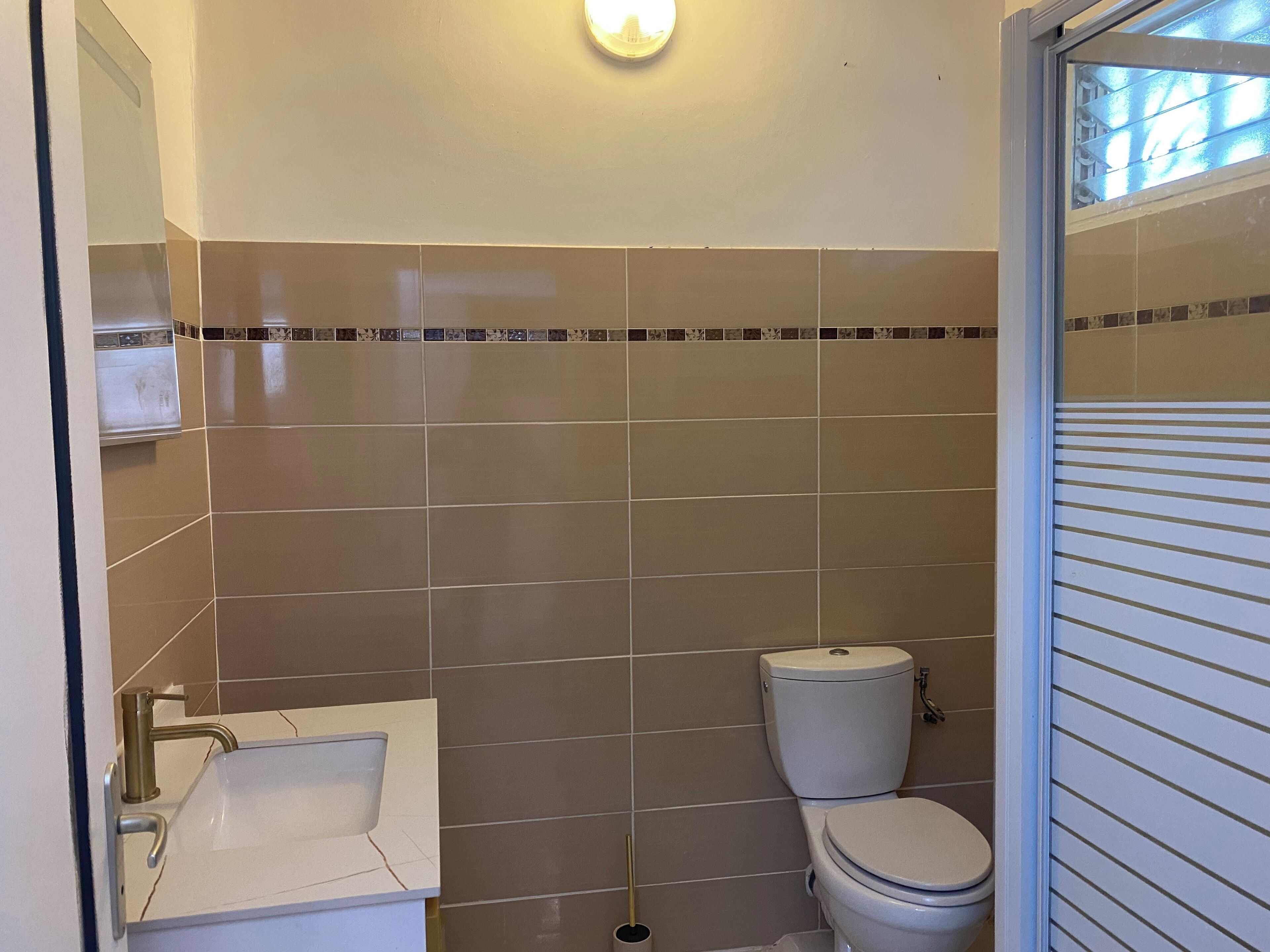 Douche, serviettes fournies, savon, shampoing