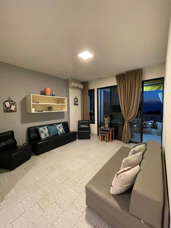 Living area - Chalet in Jounieh, pool, amazing sea view, wifi Maameltein (محافظة جبل لبنان)