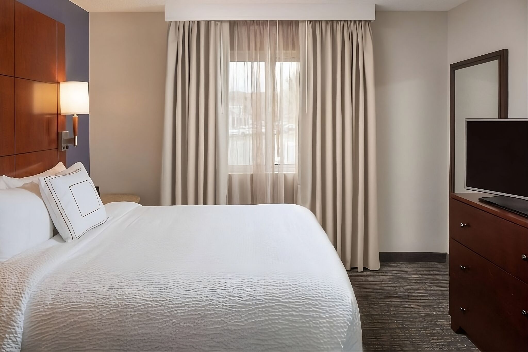 Always a Great Idea To Unwind! Full Kitchen, Outdoor Pool, Free Breakfast
