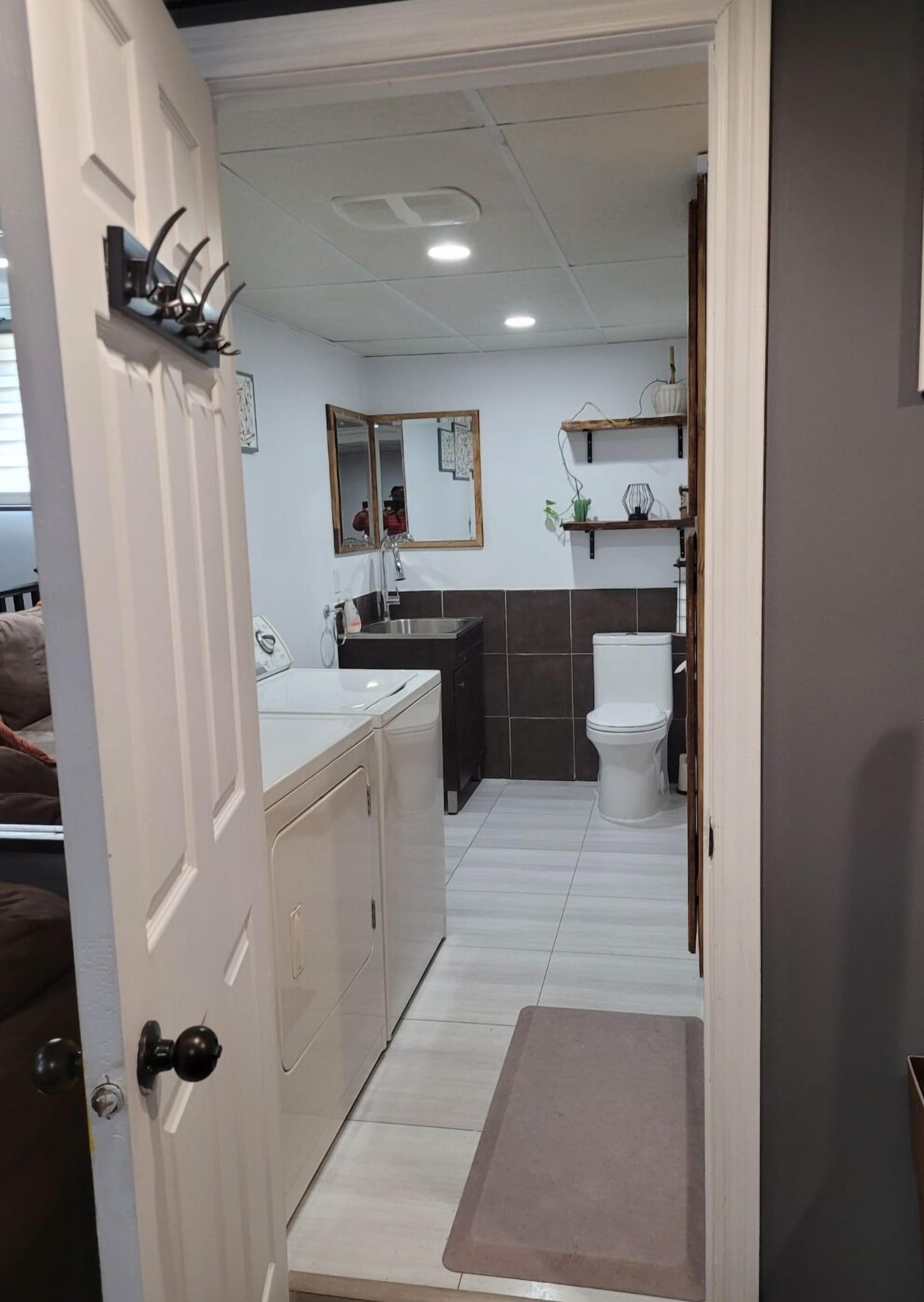 Dusj, hårføner, håndklær og såpe