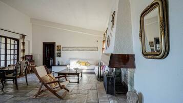 Loft, 5 Bedrooms, Balcony, Garden View | Living area