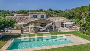 Eine Unterkunft mit Pool, Gartenmöbeln und einem Garten.