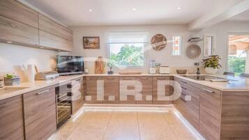 Een koelkast, kookgerei, borden en bestek