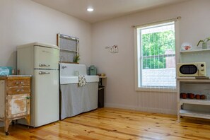 Køleskab, mikrobølgeovn, kaffe-/temaskine