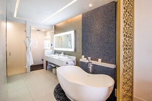 Haartrockner, Bidet, Handtücher, Seife