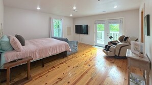 1 bedroom, WiFi, bed sheets - Downtown Historic Loop Downstairs King Free Parking (Eureka Springs)