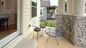 Terrace/patio - Downtown Historic Loop Downstairs King Free Parking (Eureka Springs)