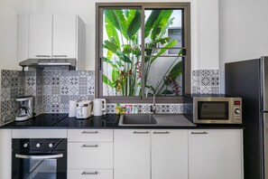 Réfrigérateur, four, plaque de cuisson, bouilloire électrique