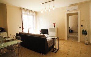Apartment, 1 Bedroom, Accessible, Smoking | Living area
