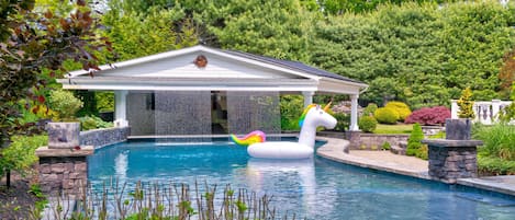 Utomhuspool och uppvärmd pool