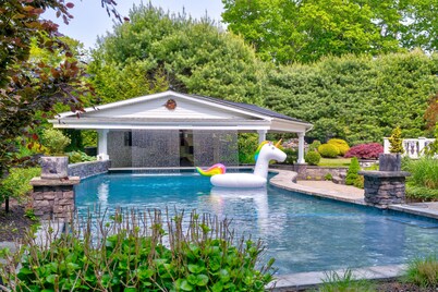 NEW 7 Bedrm House-Pool, Swim-Up Bar, Grill, Pool Table, Fitness and play room