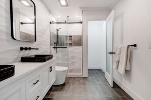 Shower, hair dryer, towels, soap - 7 Bedrm House-Pool open now-Swim-Up Bar, Grill, Pool Table, Fitness & play room (Eastport)