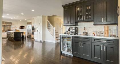 Enjoy Sip O Sun - Hot Tub, Pizza Oven, Stunning Views, close to dining, shopping, town
