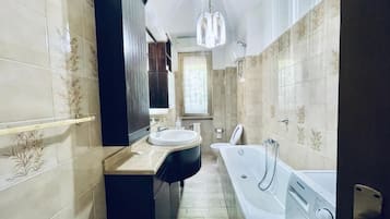 Apartment, 2 Bedrooms, Smoking, Balcony | Bathroom